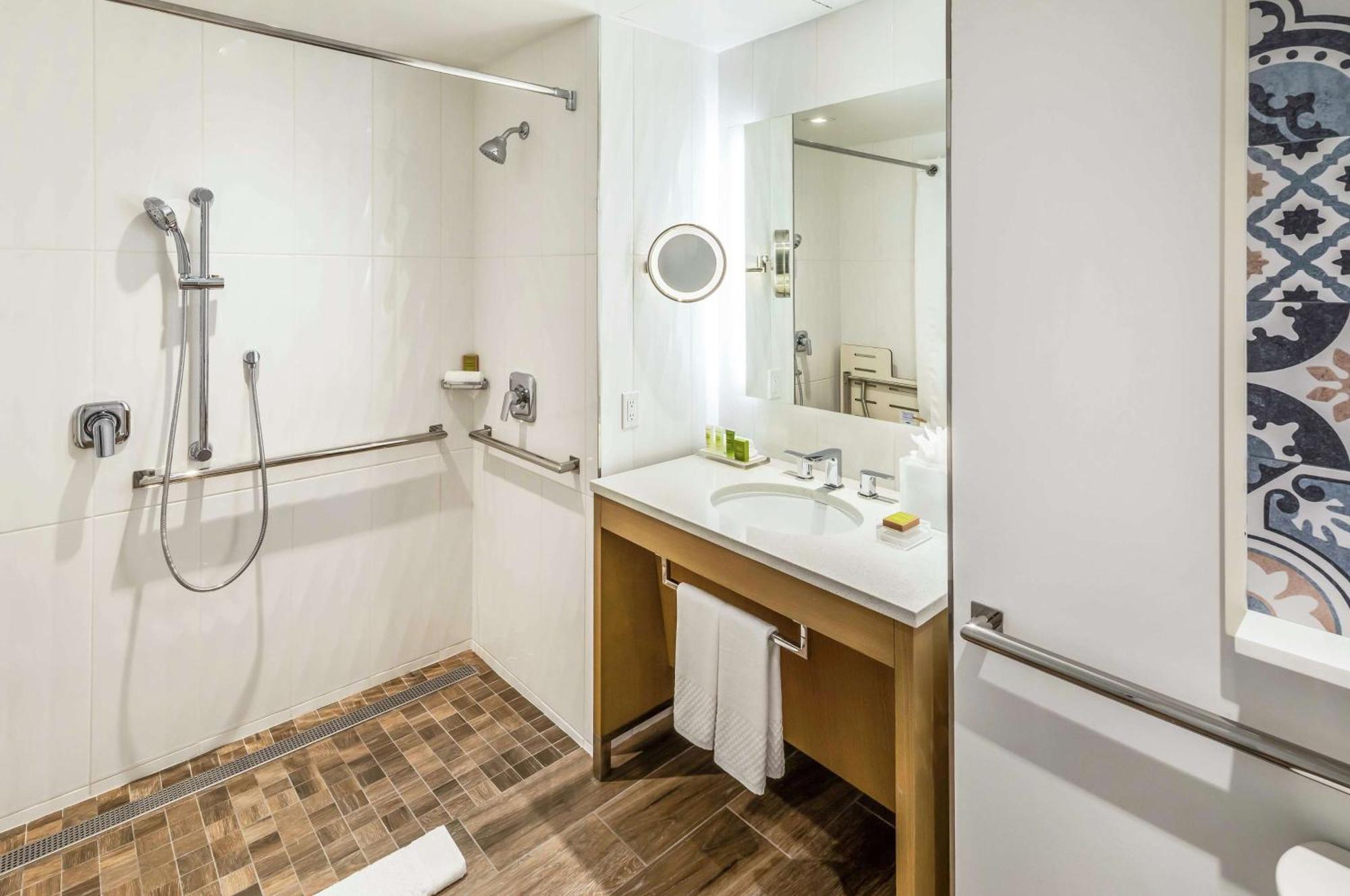 Queen Room with Two Queen Beds and Roll-In Shower - Mobility Access